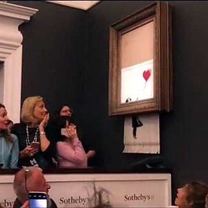 L’auto-destruction partielle de « La Petite Fille au ballon rouge » par Banksy, chez Sotheby’s, à Londres, le 5 octobre. SAISIE D’ÉCRAN / INSTAGRAM / BANKSY OFFICIAL