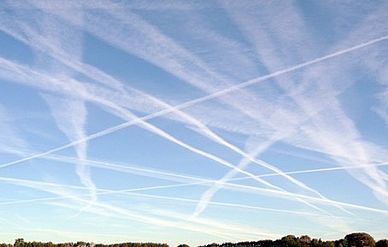 Trainées de condensation laissées par les avions ou cirrus homogenitus © Christophe Magdelaine / www.notre-planete.info - Licence : CC BY-NC-ND