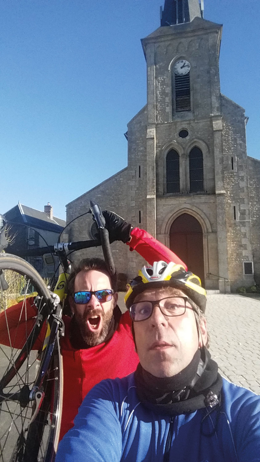 © Nicolas Lormeau pratiquant le cyclisme avec Thomas Guerry, un ami.